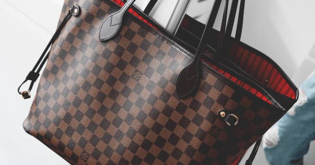 Ile kosztuje torebka Louis Vuitton Neverfull? Ceny i porady zakupowe