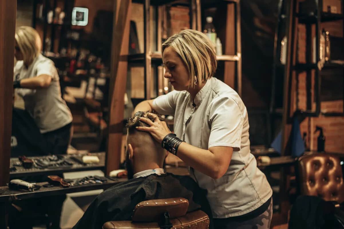 Fryzjer męski Marki – najlepsze miejsca na stylowy haircut i pielęgnację