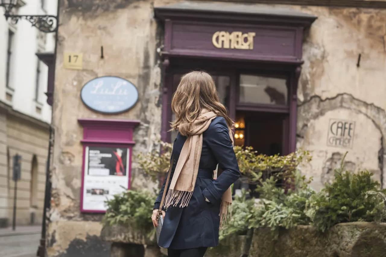 Granatowy trencz damski stylizacje - jak stworzyć modne zestawienia