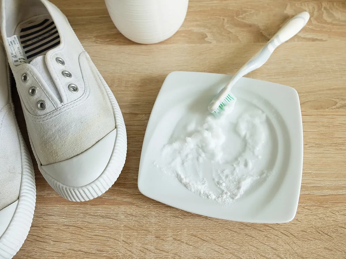 Jak wyczyścić żółte plamy na białych butach i przywrócić ich blask