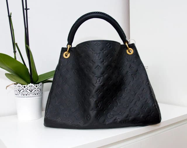 Z czego wykonane są torebki Louis Vuitton? Odkryj materiały i jakość