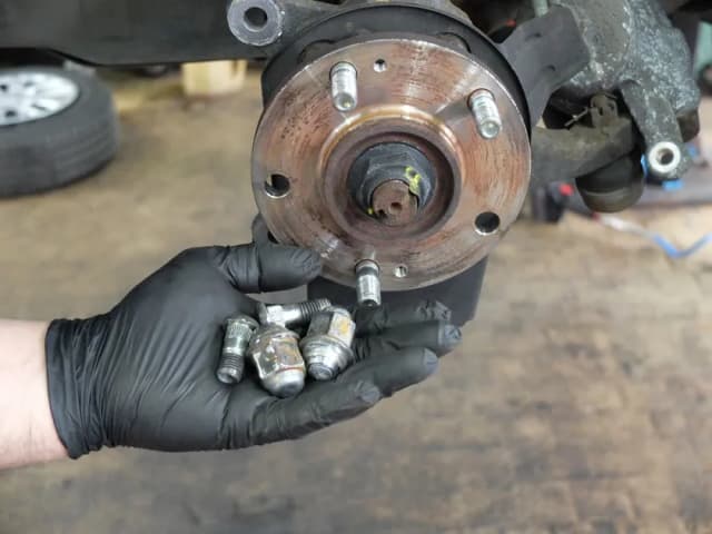 Urwana szpilka w kole – czy można jeździć bezpiecznie i co robić?