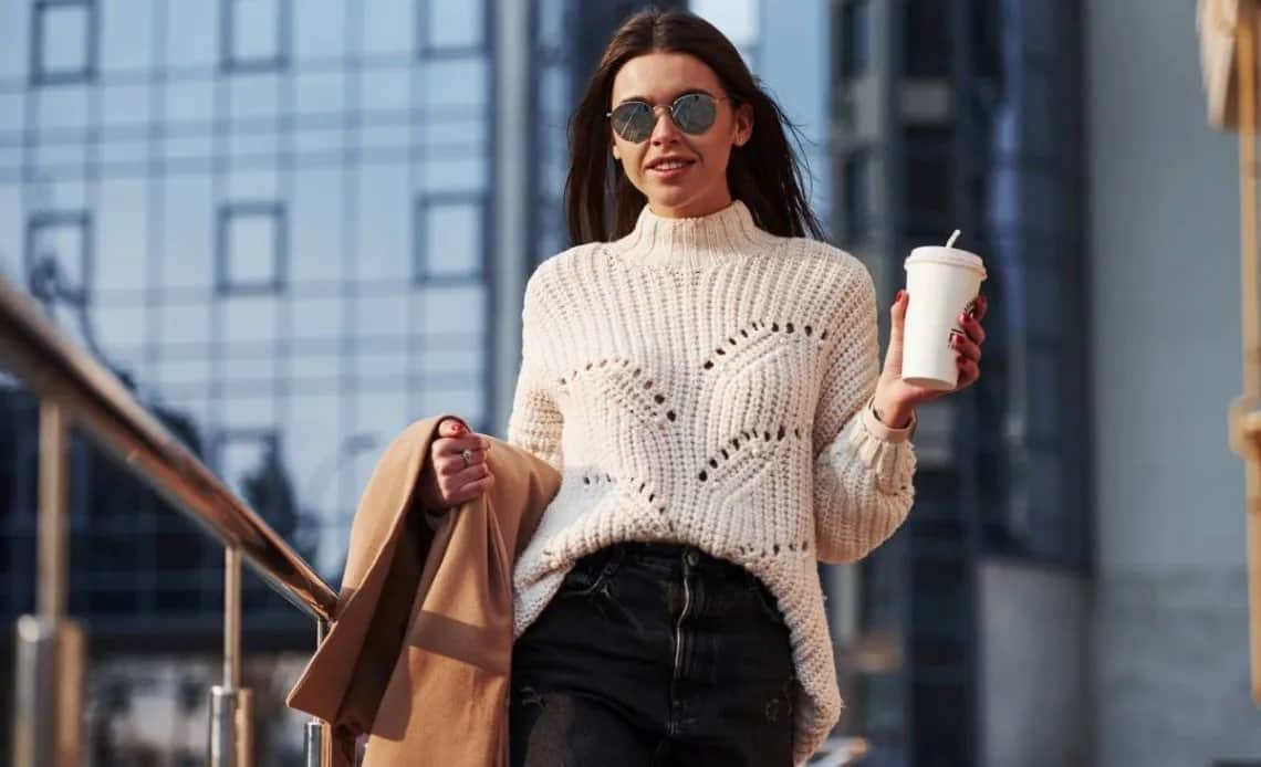 Stylizacje z kremowym swetrem, które odmienią Twój wygląd na każdą okazję