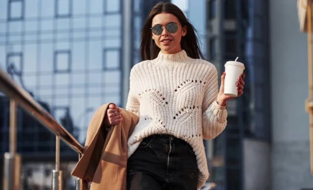 Stylizacje z kremowym swetrem, które odmienią Twój wygląd na każdą okazję