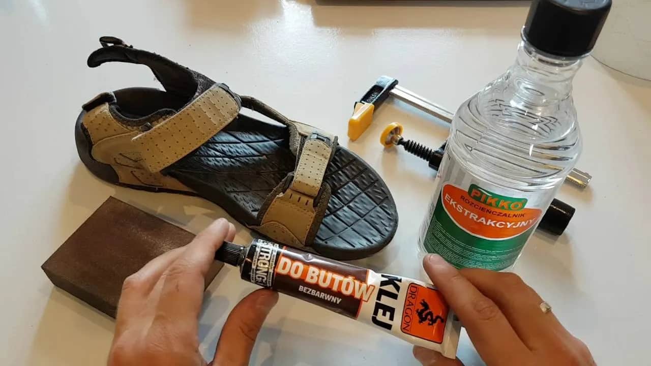 Czym przykleić wkładkę do butów, aby uniknąć problemów z odklejaniem