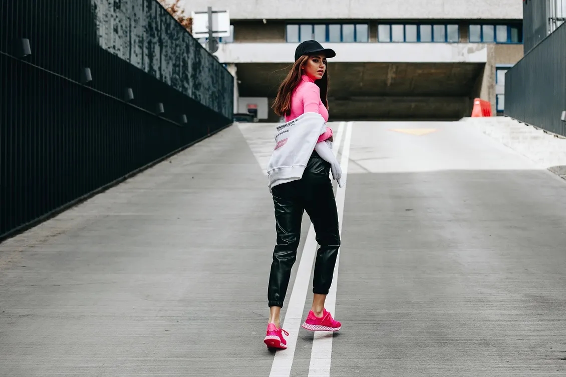 Różowe adidasy stylizacje – jak stworzyć modne i oryginalne outfity