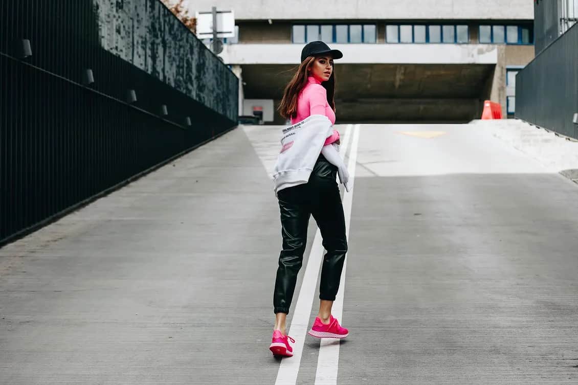Różowe adidasy stylizacje – jak stworzyć modne i oryginalne outfity
